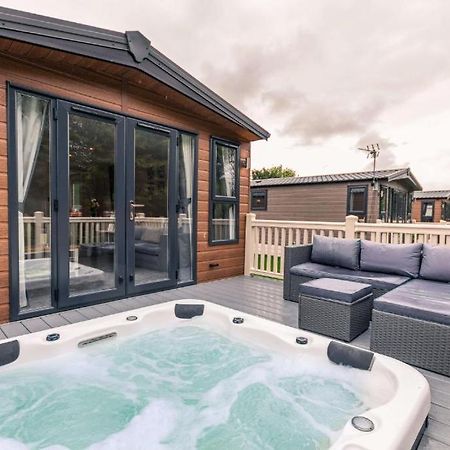 The Serenity Lodge With Hot Tub 요크 외부 사진