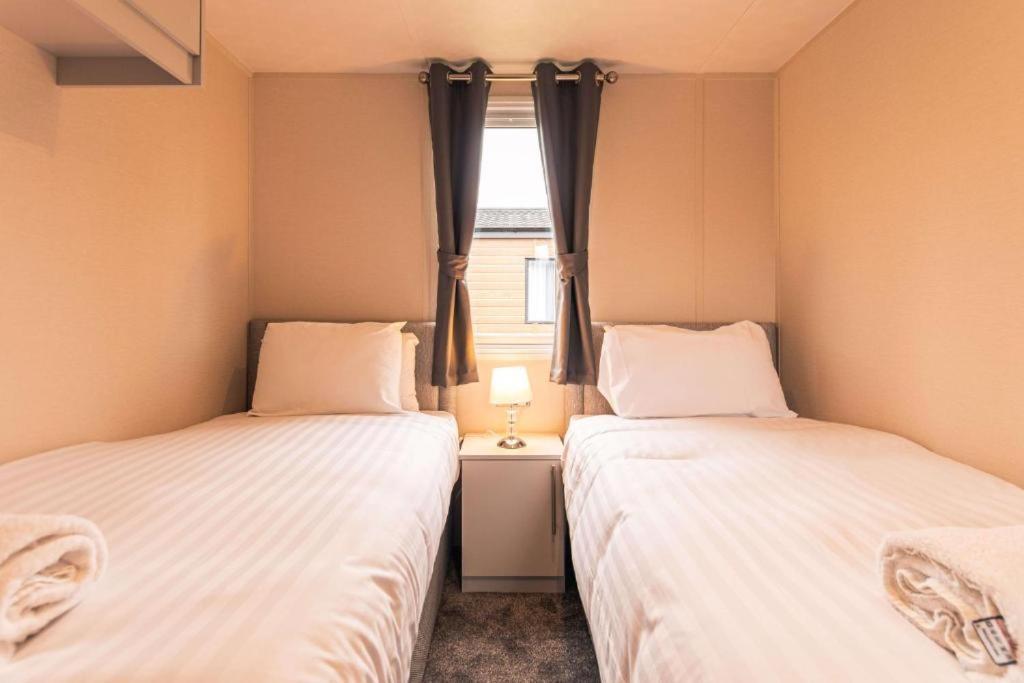 The Serenity Lodge With Hot Tub 요크 외부 사진