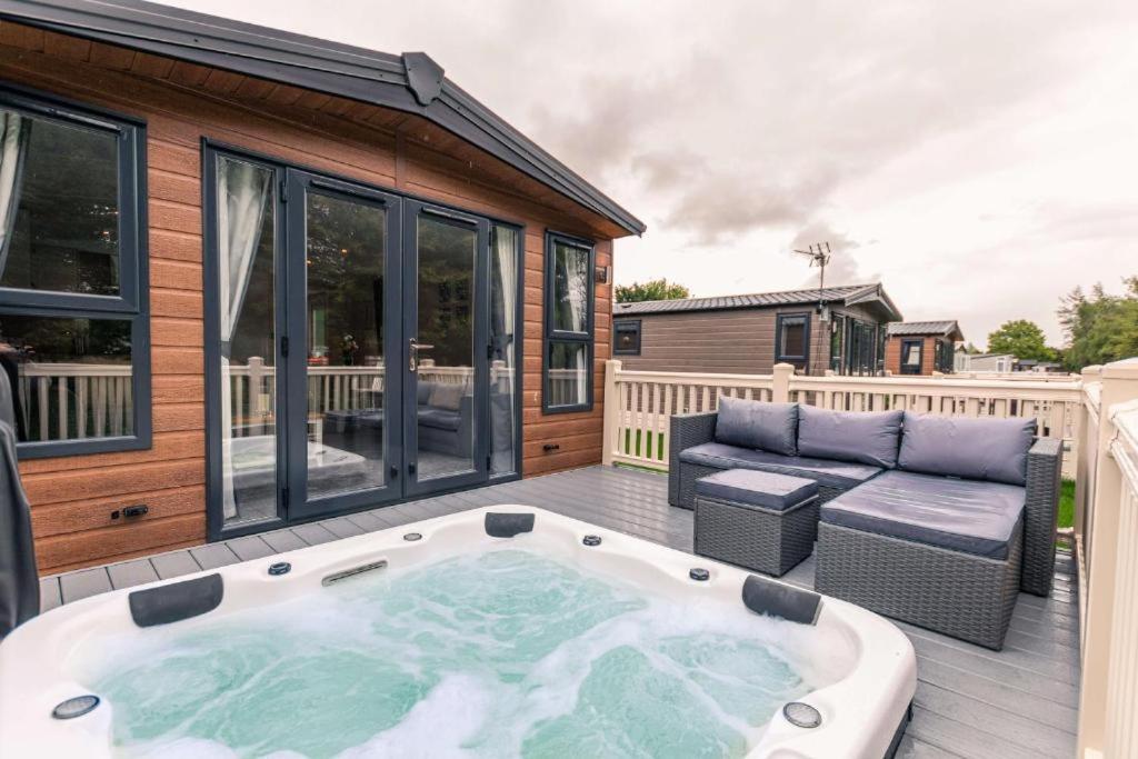The Serenity Lodge With Hot Tub 요크 외부 사진